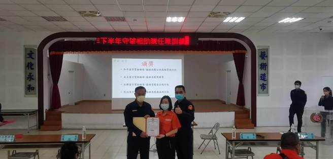 新北市永和警分局為精進守望相助隊巡守知能及培養默契，今（19日）辦理110年下半年度里守望相助隊任務訓練。（永和警分局提供）