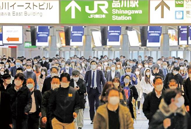 日本东京新冠疫情大降温，但连防疫单位和民眾，都不清楚怎么办到的。（路透）