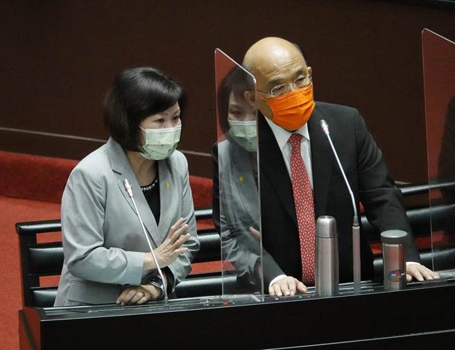 国民党立委追问劳保改革时间，劳动部称还在沟通。图为行政院长苏贞昌（右）、劳动部长许铭春（左）。（资料照/陈信翰摄）