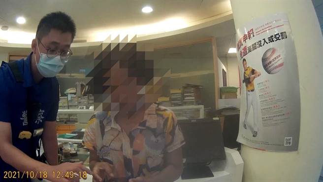 一名年近60岁妇人（左）18日要匯6000元台币给在叶门经营媒体公司的「老公」，斗南派出所员警前往阻诈，双方激辩。（斗南派出所提供）