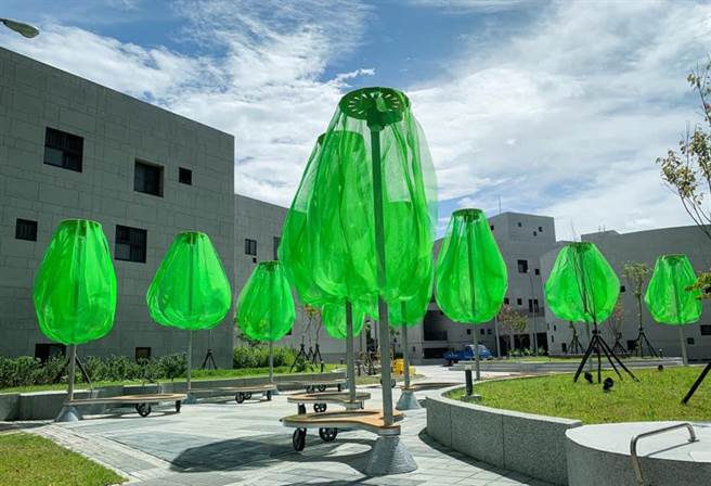 韩国艺术家梁秀印作品「大湳转绿林」，由10只树形机械组合而成，近期落脚八德国民运动中心旁广场，作为常设展。（桃园市立美术馆提供／陈梦茹桃园传真）