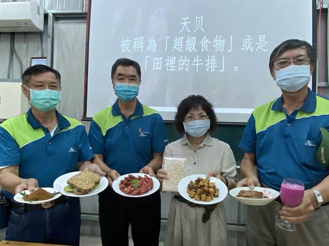 嘉义市社区大学自然农法班老师胡安庆、张山蔚、学员吴筱筑分享「天贝」的制成的菜肴。（廖素慧摄）