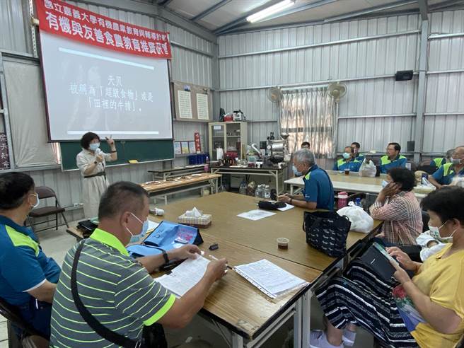 嘉义市社区大学自然农法班学员认识及学习「天贝」的制作方法。（廖素慧摄）