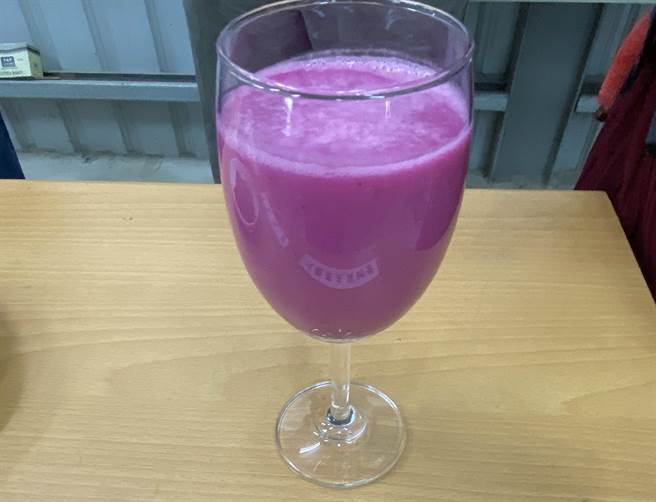 黄豆发酵制成的火龙果天贝奶昔。（廖素慧摄）