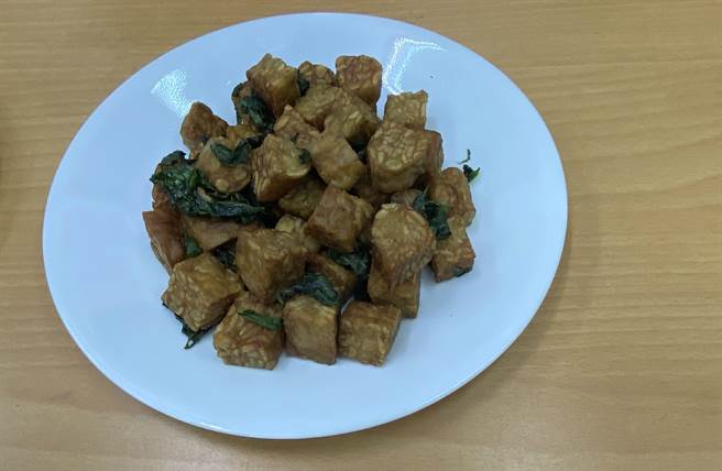 用黄豆发酵制成的胡椒盐天贝。（廖素慧摄）