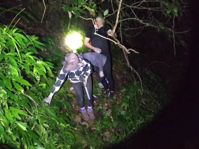 頭份警分局東河派出所員警緊急出勤，安全救回3名山友。（頭份警分局提供／謝明俊苗栗傳真）