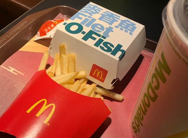 我发现一个惊人的秘密！」一位男网友在网路论坛Dcard声称「麦当劳的套餐根本没有比较便宜」。(示意图／报系资料照)