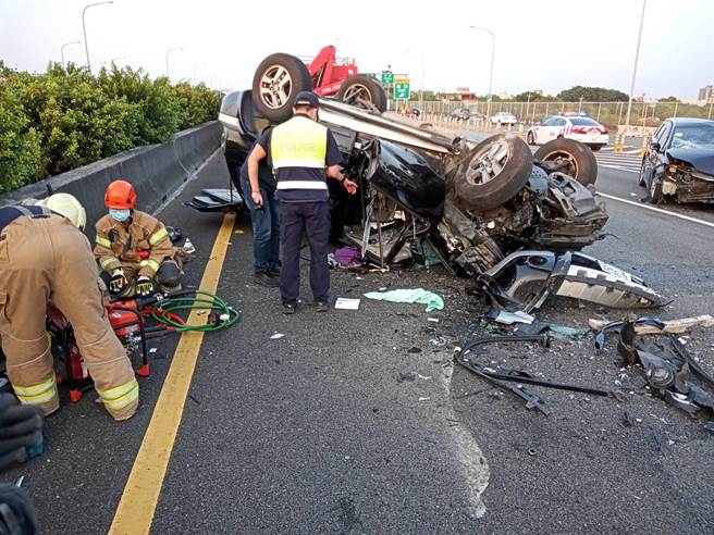 國道1號北上288.9公里處新營路段，今天下午發生翻車事故，共2輛車受影響，其中1輛在內線翻覆。（讀者提供／張毓翎台南傳真）