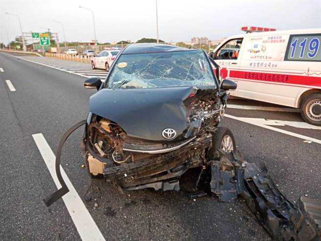 國道1號北上288.9公里處新營路段，今天下午發生翻車事故，共2輛車受影響，其中1輛在內線翻覆。（讀者提供／張毓翎台南傳真）