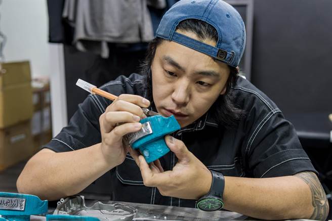 街頭藝術家傅星翰獲節目《大嘻哈時代》邀請，聯名合作冠軍獎盃。（星奇三創意提供）