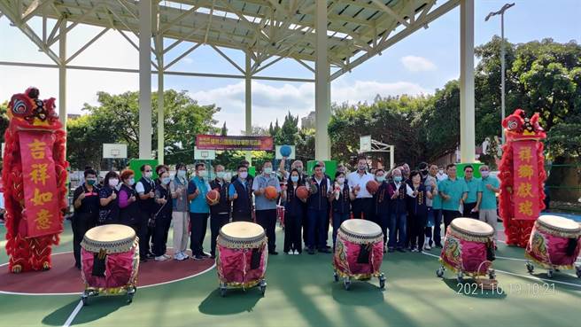 头份市蟠桃公园新建风雨球场19日完工启用，由头份市长罗雪珠主持启用。（头份市所提供／谢明俊苗栗传真）