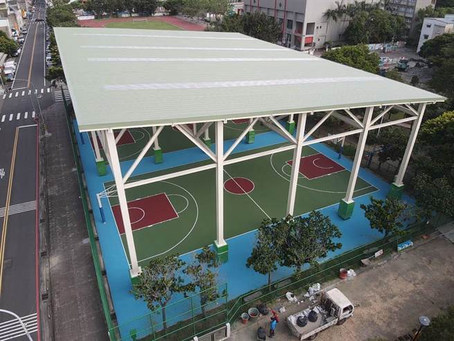 头份市蟠桃公园新建风雨球场19日完工启用。（头份市所提供／谢明俊苗栗传真）