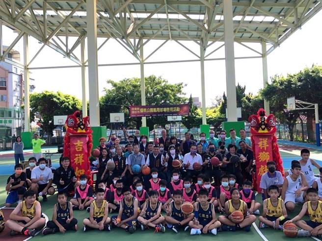 头份市蟠桃公园新建风雨球场19日完工启用。（头份市所提供／谢明俊苗栗传真）