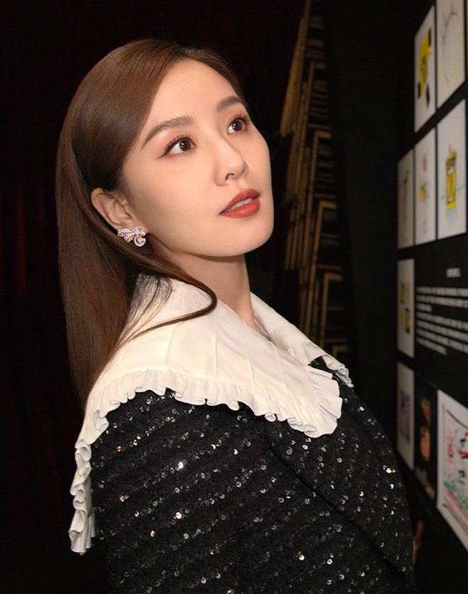 婚姻幸福、星途一片看好的刘诗诗，佩戴KNOTTED N°5 耳环和项炼。（CHANEL提供）