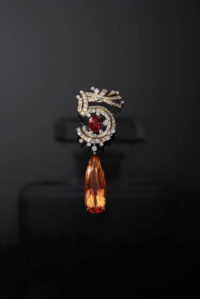 香奈儿女士的幸运数字「5」，带她带来财富、名声等连连好运，N°5系列珠宝Ribboned N5胸针。（CHANEL提供）