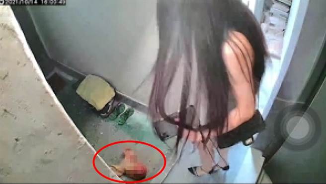 1名妙齡女子日前剛搬來新北市板橋區國光路1處租屋，14日外出時竟發現門口被放置血淋淋的「豬頭」當場嚇瘋，質疑遭跟蹤騷擾。（警方提供）