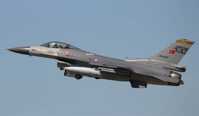 土耳其F16战机从西班牙萨拉戈沙（Zaragoza）空军基地起飞的画面。（达志影像/Shutterstock）