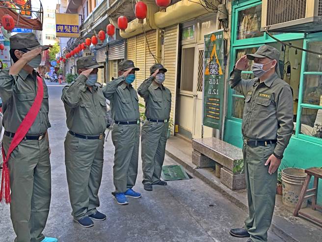 「金门老兵召集令」活动吹响衝锋号，杨镇浯县长（右）也穿上草绿服，迎接老军友重返英雄岛。（李金生摄）