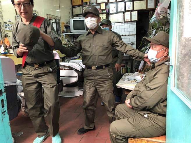 当年休假上街排队理髮，是老战友共同的回忆。（李金生摄）