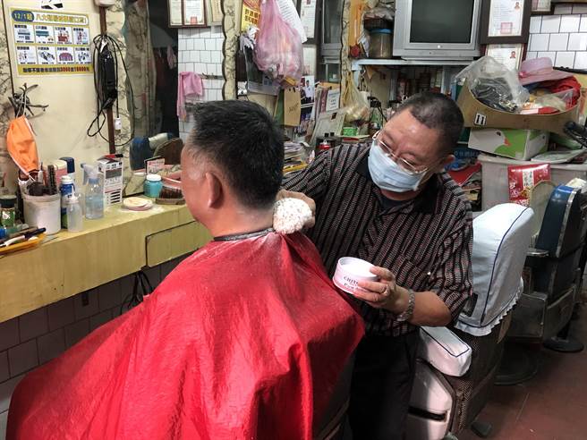 扑上几回老牌子白爽粉，也是传统理髮的乐趣之一。（李金生摄）