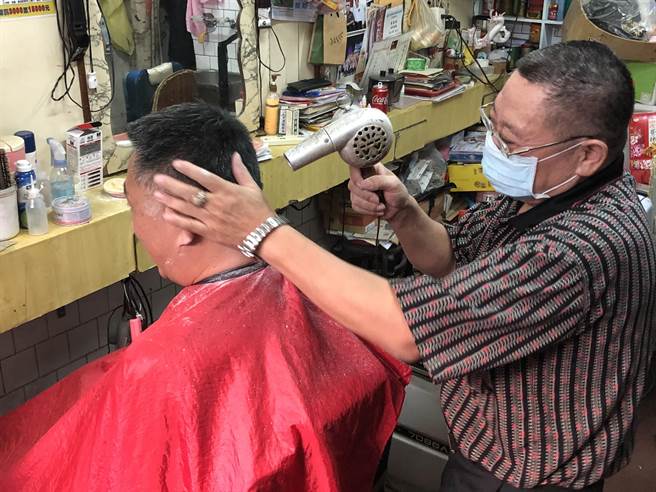 用高温、无风老式吹风机固定髮型，让杨镇浯县长和老军友均回味无穷。（李金生摄）