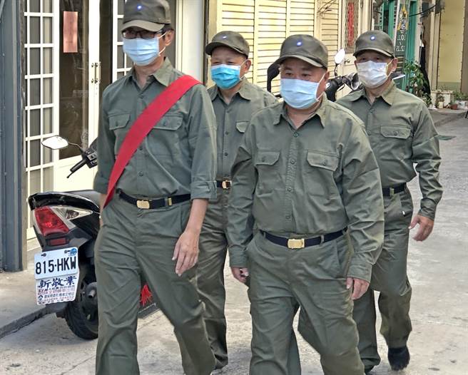 老兵理完头髮，整修门面后，一脸清爽开心上街去。（李金生摄）