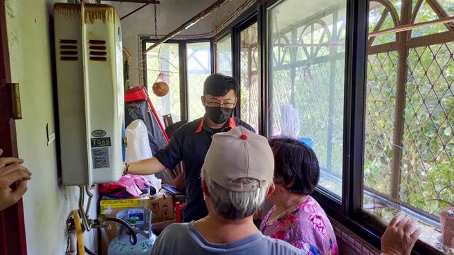 特力屋股份有限公司林口中山分公司勘查独老家中居住环境（公所提供／戴上容新北传真）