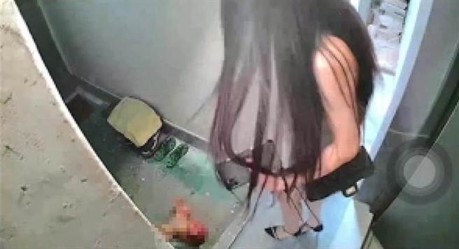24歲張姓女子日前剛搬至新北市板橋區中正路某公寓套房，豈料14日下午外出時卻發現門口被放置血淋淋的「豬頭」。（翻攝）