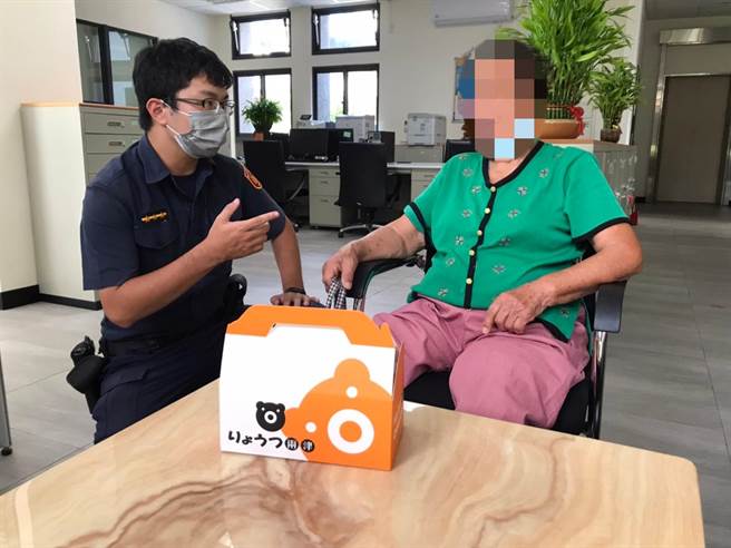 高龄「童养媳」失忆返家寻亲 淡水警耐心找到家人助圆梦（警方提供／戴上容新北传真）