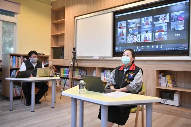 徐榛蔚在縣市長施政民調中比去年進步，爬升至全台第4。圖為疫情期間，實施遠距教學演練。（花蓮縣府提供／王志偉花蓮傳真）