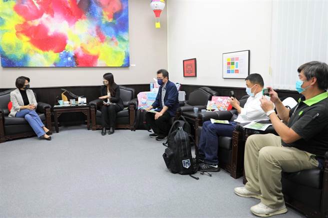 台東縣府宣布鳳梨釋迦12月起將上架於連鎖大賣場。（台東縣府提供／蔡旻妤台東傳真）