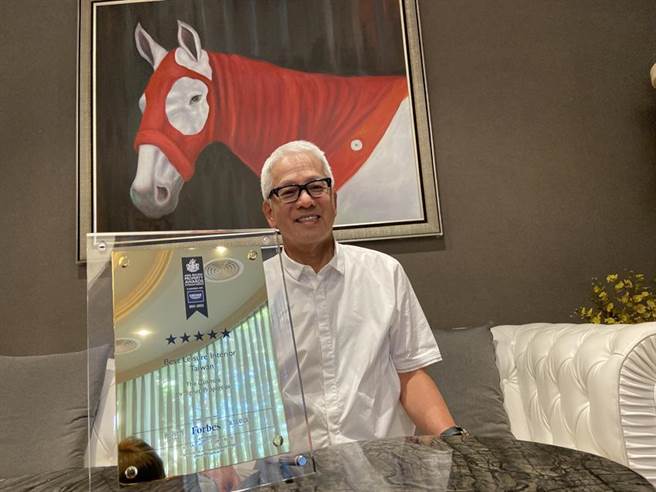 （宝玺建设董事长梁德煌分享「宝玺天睿」连夺两项国际大奖的喜悦。图／曾丽芳）