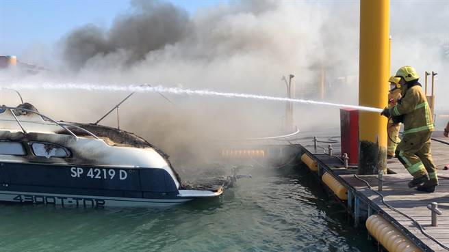 嘉县消防局下午获报「金大驾1号」起火，到场立即布水线抢救，为阻绝火势扩大，搭配利用化学泡沫将船艇覆盖阻绝燃烧。（嘉义县消防局提供∕吕妍庭嘉义传真）