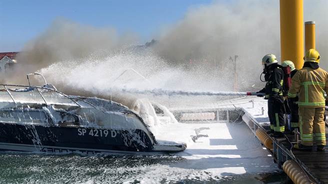 嘉县消防局下午获报「金大驾1号」起火，到场立即布水线抢救，为阻绝火势扩大，搭配利用化学泡沫将船艇覆盖阻绝燃烧。（嘉义县消防局提供∕吕妍庭嘉义传真）