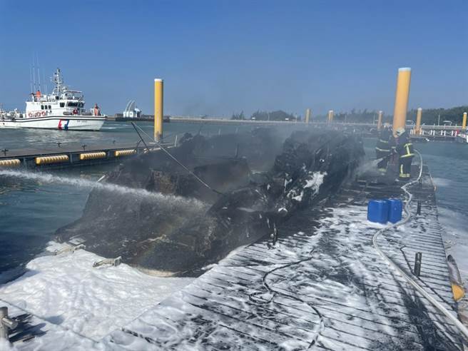 1小时后火势完全扑灭，但整艘船已焦黑近全毁，没多久就逐渐下沉，整艘船最后全沉入水底。（嘉义县消防局提供∕吕妍庭嘉义传真）