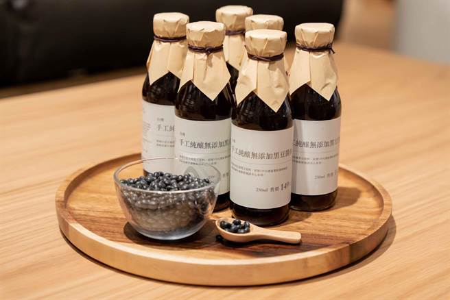 MUJI无印良品为庆祝比漾门市重新开幕，即日起至27日，单笔消费满2000元即赠手工纯酿黑豆酱油一瓶，数量有限，送完为止。（无印良品提供）