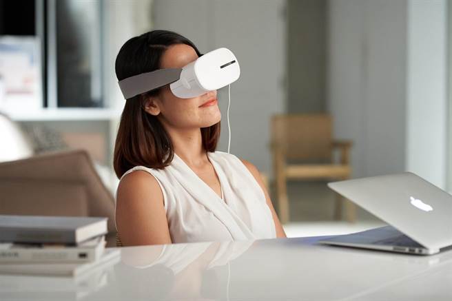 台隆独家酷热敷水波式按摩眼罩（冷热敷），原价5580元，特价4990元，再赠收纳篮一个。（台隆手创馆提供）