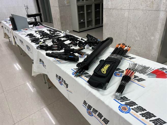 警方查获改造手枪、改造空气枪、枪支零件、改造工具、各式刀械等赃证物。(翻摄照片／林郁平台北传真）