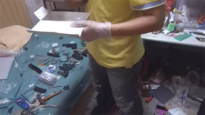 专案小组查获两处改造枪支工厂。(翻摄照片／林郁平台北传真）