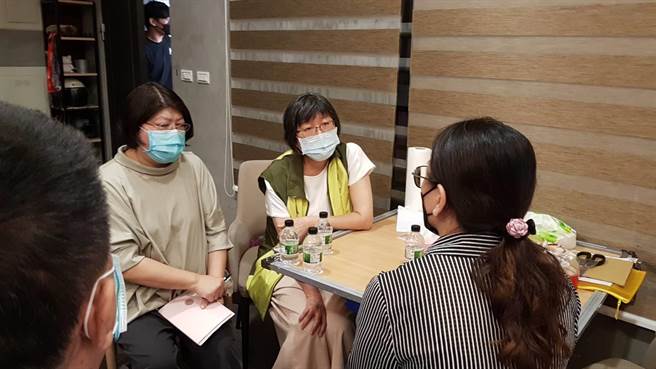 社会局副局长叶玉如(前右一)19日到该女婴家中慰访，对于家长的痛心感同身受，强调一定会持续协助家属处理后续。(高雄市社会局提供／林雅惠高雄传真)