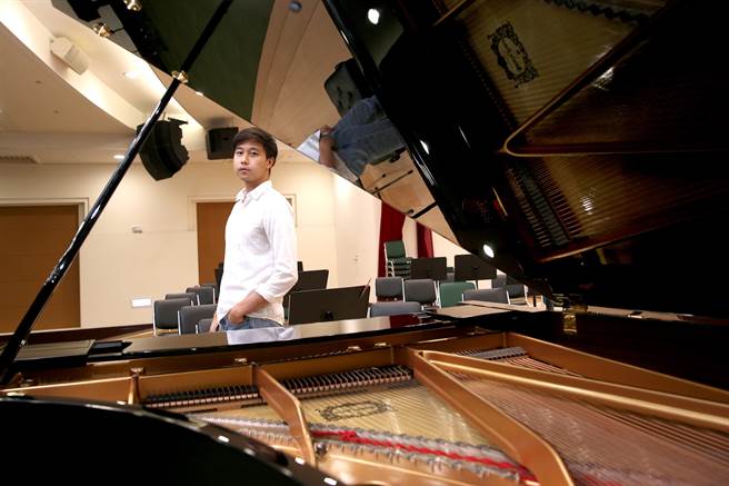 鲁宾斯坦钢琴大赛银牌得主林易返台，将挑战演出布拉姆斯第一号钢琴协奏曲，与长荣交响乐团以及德籍指挥家葛诺．舒马富斯同台演出。（黄世麒摄）