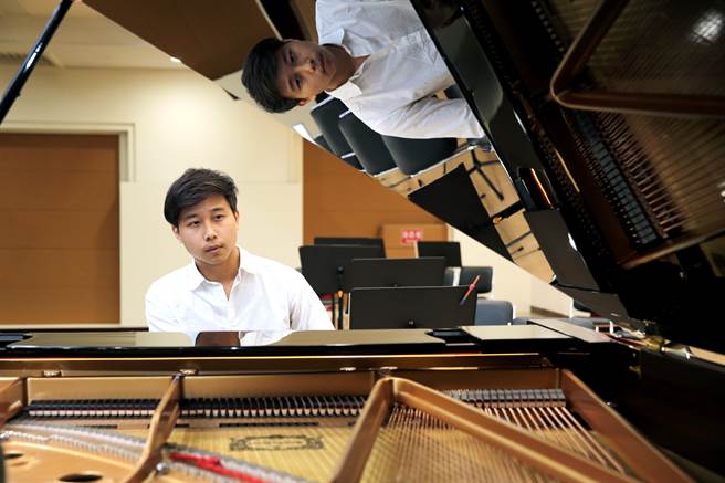 钢琴家林易认为，音乐之外，关注更多不同的领域，能让世界变得辽阔。（黄世麒摄）