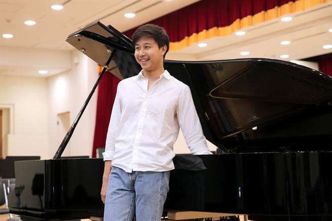 鲁宾斯坦钢琴大赛银奖得主林易再次返台，他表示疫情间因演出取消，有更多时间沉淀自我，拓展不一样的兴趣，包括学习西洋棋，关注科学、养生议题。（黄世麒摄）