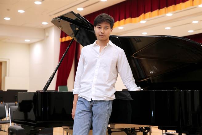 钢琴家林易表示，上台演奏、参加比赛、报考学校，过程中都有很多变数，但最重要的是自己有没有更进步，以及享受耕耘的过程。（黄世麒摄）