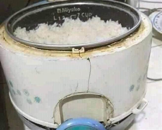 一名网友拆开阿嬷的老旧电子锅，发现惊人一幕让网友们都崩溃了。（图／脸书爆废公社公开版）