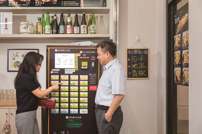 两位创办人及产品自动售票机。（图／IN新竹提供）