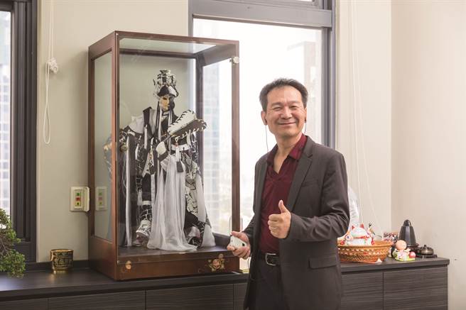 创办人赖家德与黑白尊者。（图／IN新竹提供）