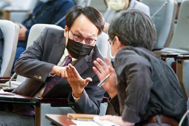 党产会19日举行「社团法人中国青年救国团附表所列之财产是否为不当取得财产」听证会，不当党产处理委员会主任委员林峯正（左）出席听证会，席间跟与会人士讨论相关事宜。（邓博仁摄）