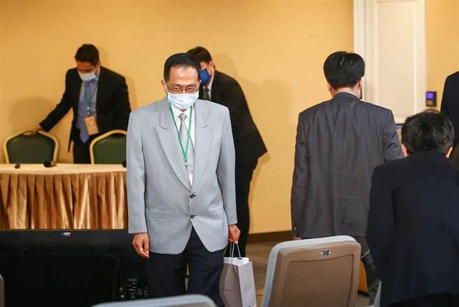 党产会19日举行「社团法人中国青年救国团附表所列之财产是否为不当取得财产」听证会，救国团总团部秘书处处长郑斐文（中左）及律师代表等出席听证会，会后与不当党产处理委员会主任委员林峯正（中右）擦身而过，两人零互动。（邓博仁摄）