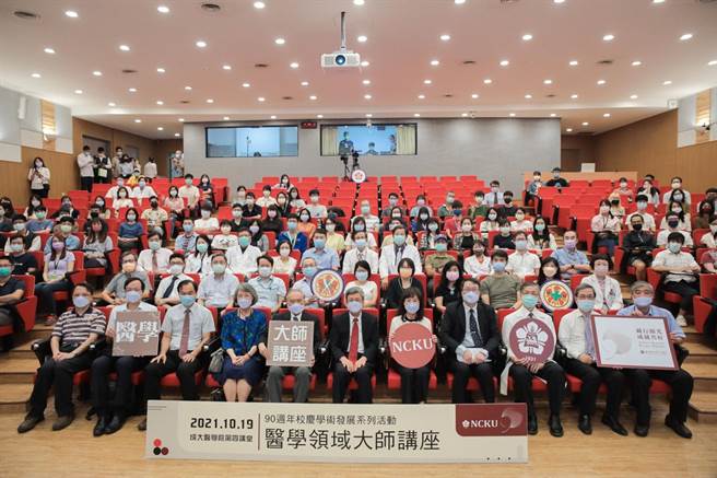 前副總統陳建仁（第一排左六）與賴明詔（第一排左五）今天到成功大學演講。(成功大學提供／曹婷婷台南傳真)